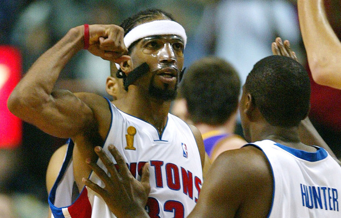 低开高走！浓眉怒砍24分14板，末节11分9板统治比赛（先抑后扬！浓眉轰下24分14篮板，末节11分9板接管比赛）