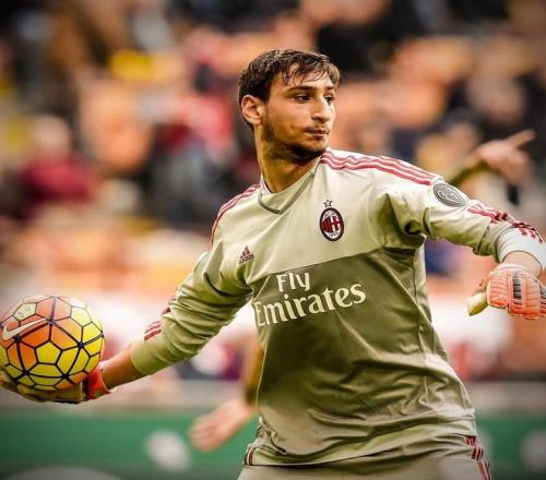 反身扣篮震撼全场（反身暴扣引爆全场）