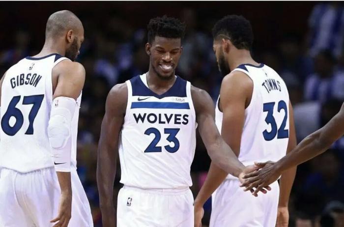 卢伟：现阶段需要其他球员多承担一些 希望减少球队磨合阵痛期（卢伟：当下需队友更多分担，力求减少球队磨合期的阵痛）