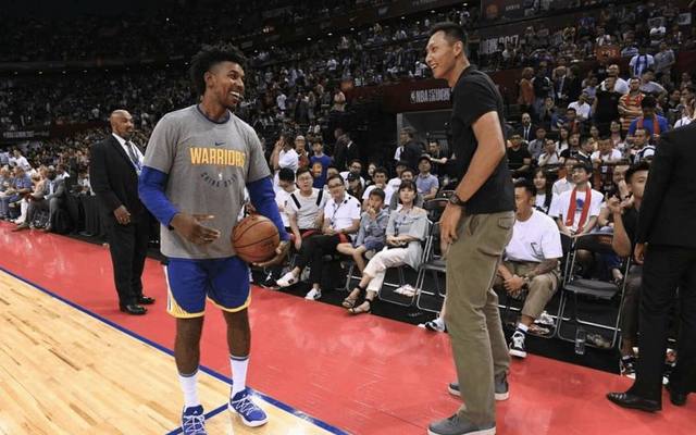 詹姆斯背身单打得分，引领球队节奏（詹姆斯背打取分，掌控比赛节奏）