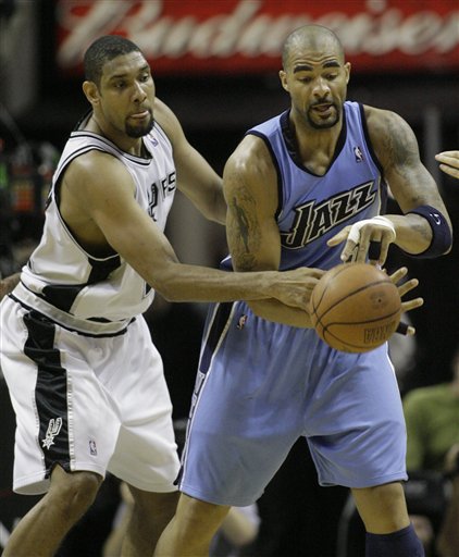 叙旧！杜兰特和拄着拐杖的比尔在赛前热聊（赛前旧友相见：杜兰特与拄着拐杖的比尔热聊）