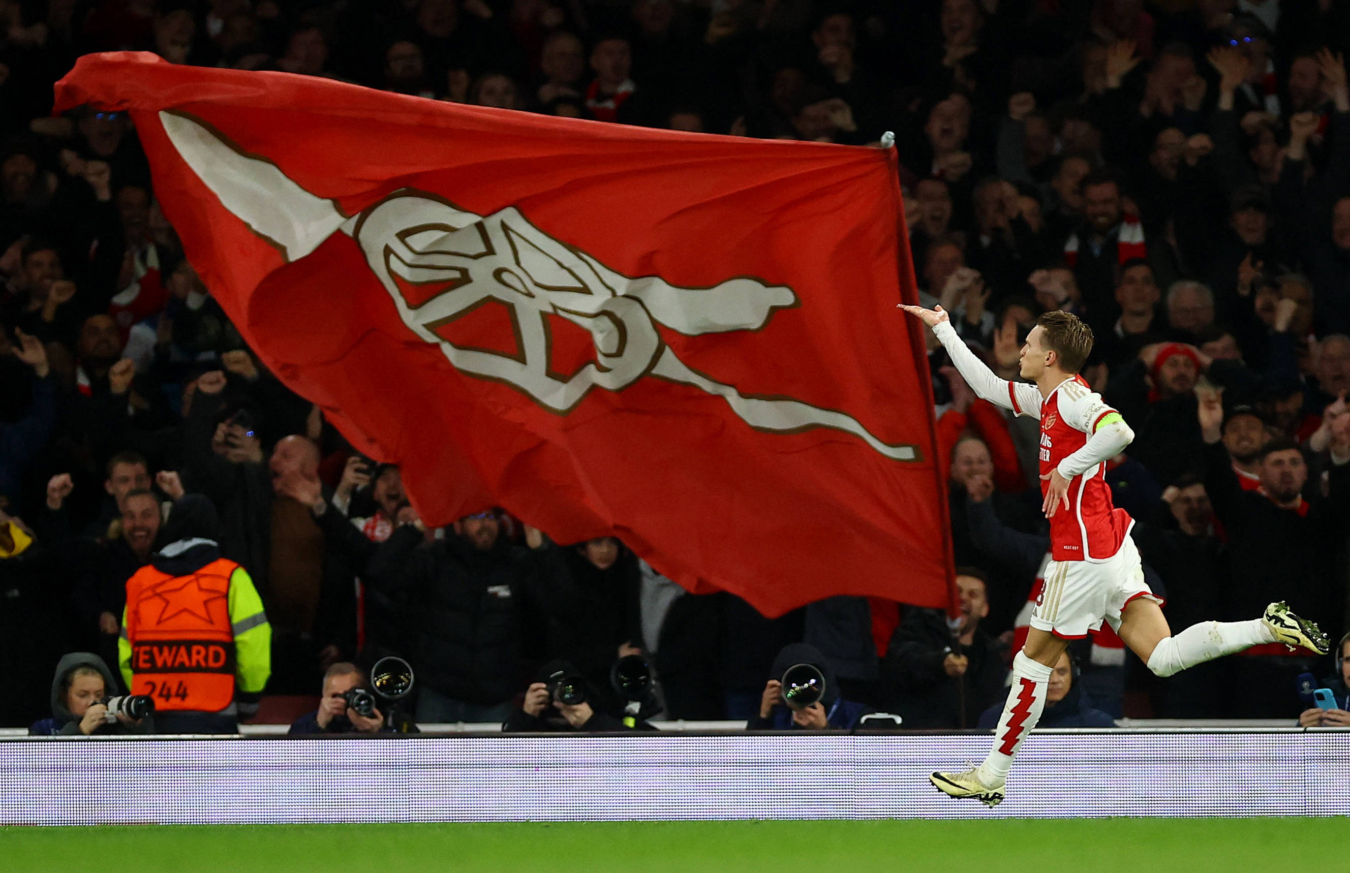 欧冠淘汰赛前瞻：拜仁客战巴黎,（欧冠淘汰赛前瞻：拜仁做客挑战巴黎）