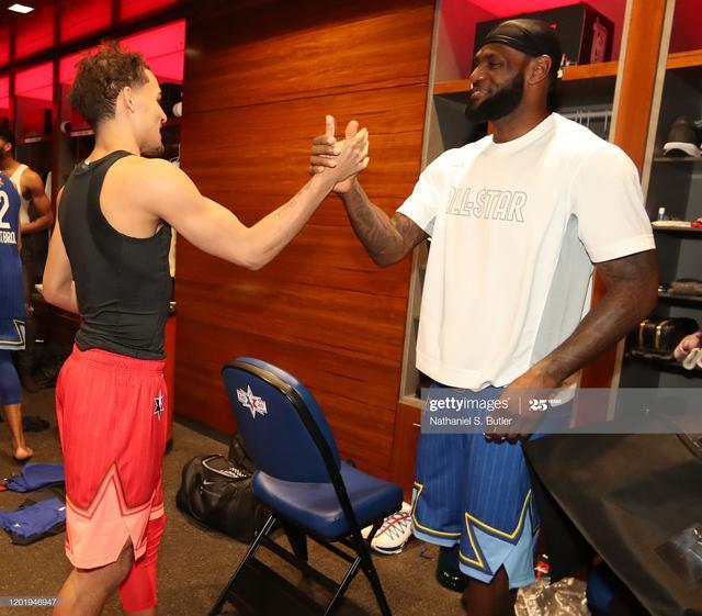 ATP总决赛第4日综述：辛纳两连胜提前晋级，谢尔顿遭逆转无缘四强（ATP年终总决赛第4日快评：辛纳两连胜锁定晋级，谢尔顿被逆转止步小组赛）