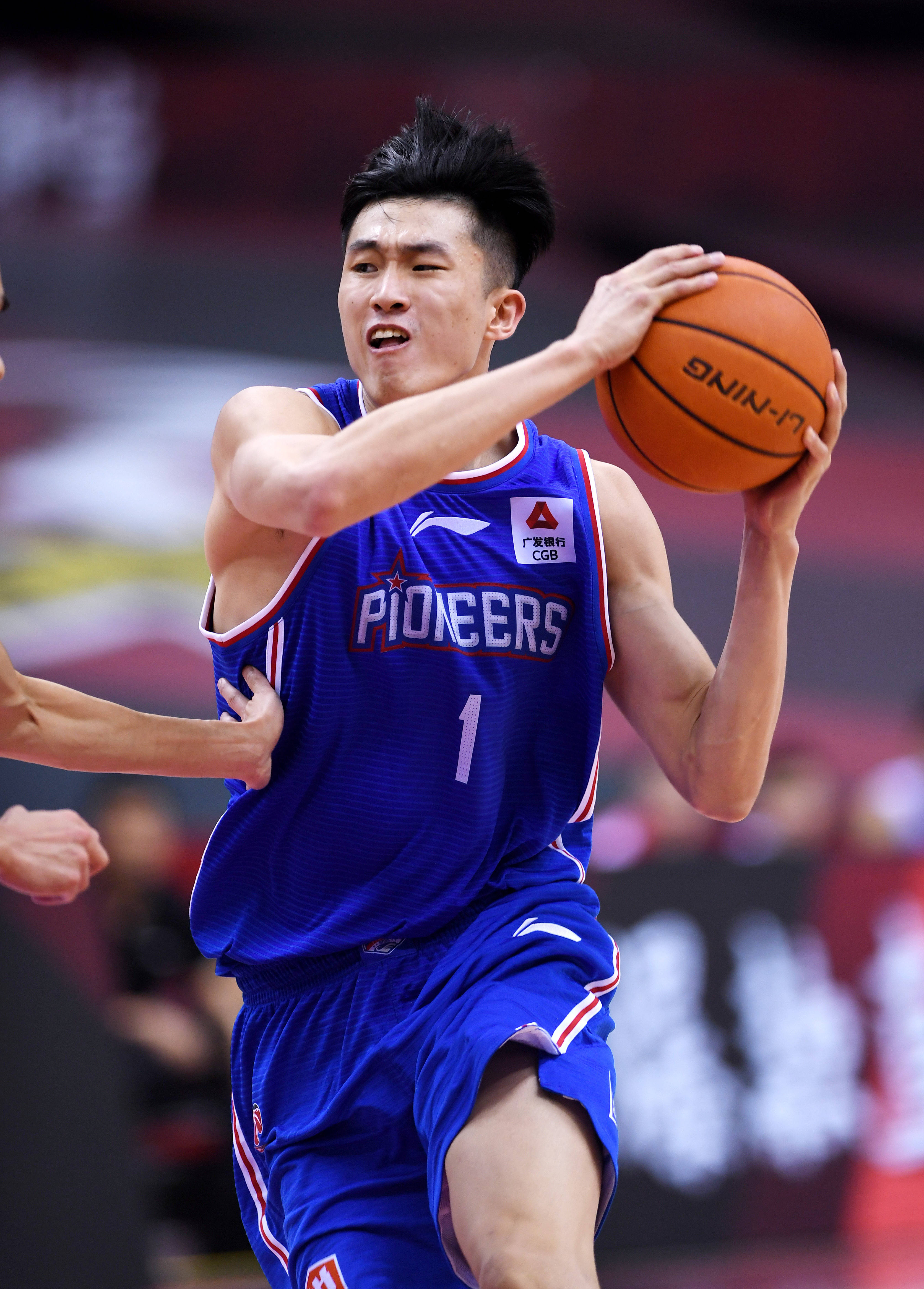 中场核心连续送出致命直塞（中场核心连番送出致命直传）