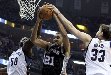 活动组织者：梅西本想走向看台与球迷互动，但被政客拉去拍照（主办方称梅西原本要到看台与球迷互动，却被政客拉去合影）