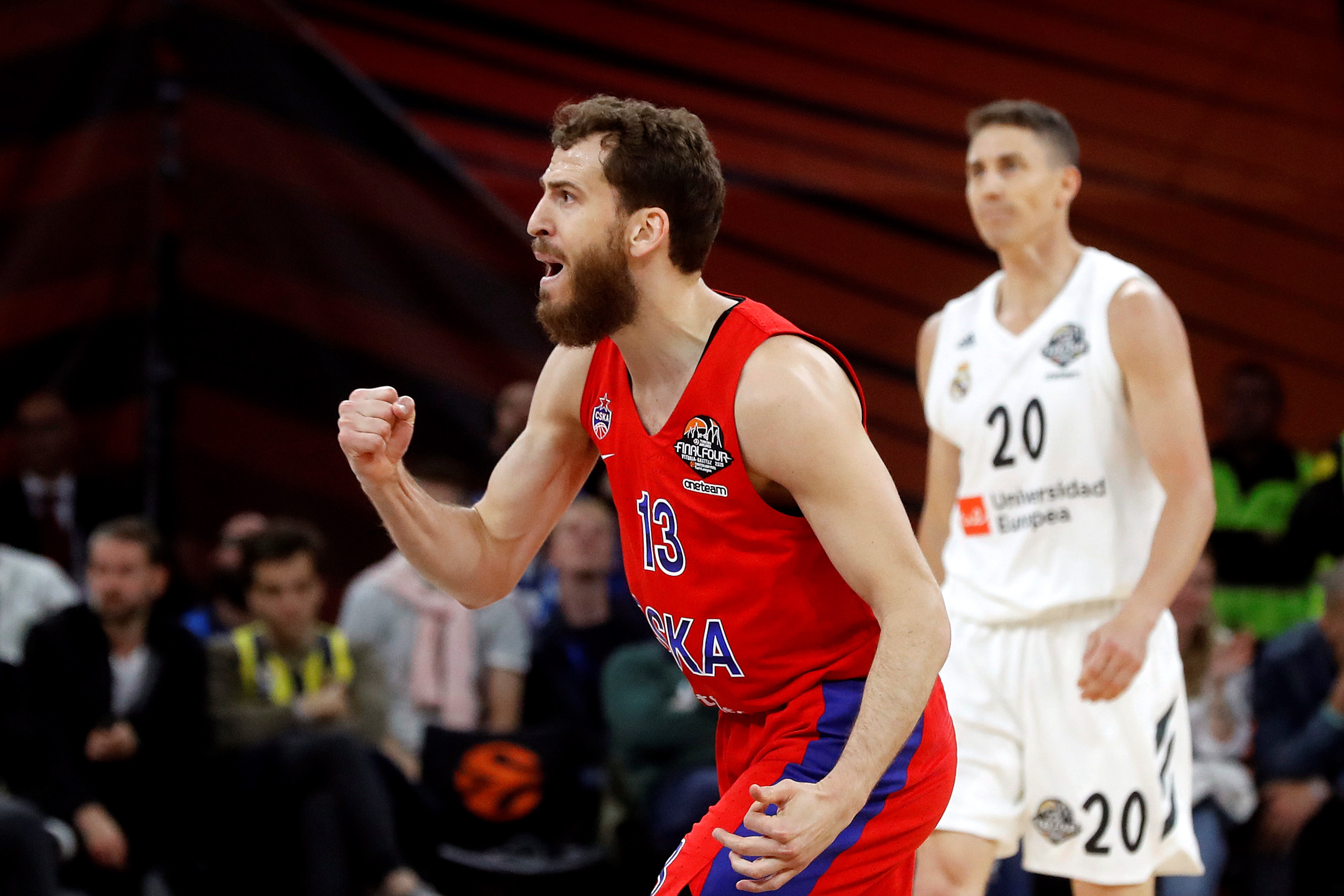 热刺全队已经抵达韩国，孙兴慜、梁民革举韩国国旗合照（热刺全队抵韩，孙兴慜与梁民革举国旗合影）