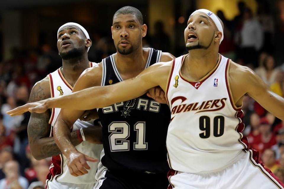 对阵快船SGA三节未过砍20分，连续98场比赛得到20+（战快船，SGA三节未满即取20分，20+连场纪录达98场）