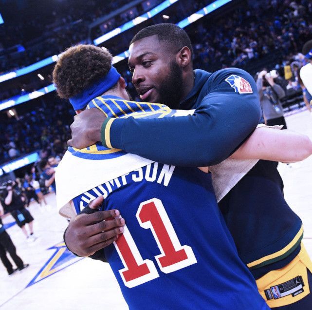 传奇奥斯卡满血复活看海港亚冠 球迷喊队危 ！速归！（奥斯卡满血复活现身海港亚冠看台，球迷高呼球队告急盼其速归）