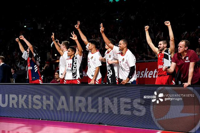 开挂了！齐麟&伊力福拉提半场三分合计7中7合砍29分（手感爆棚！齐麟与伊力福拉提半场三分7投7中合砍29分）