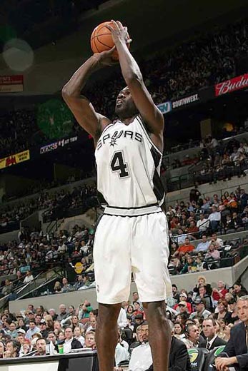 骑士全队首节手感不佳，投篮仅25投8中&已落后老鹰10分（骑士首节手感冰冷：25投仅中8球，已落后老鹰10分）